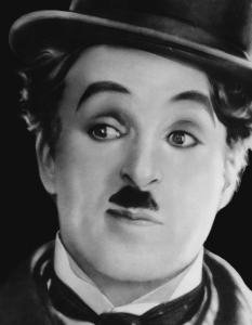 Чарли Чаплин (Charlie Chaplin)
Едно от най-легендарните имена в света на киното - Чарли Чапрлин трудно може да бъде разпознат без иконичния си мустак, за който и сам казваше: "Променяше изцяло външния ми вид. Не мога да си позволя да се снимам без него".