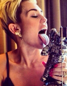 Майли отблизо: Топ 20 Instagram снимки на Miley Cyrus - 22