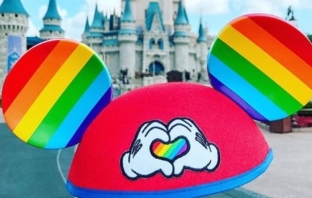Мики Маус подкрепи гей месеца с шарени уши