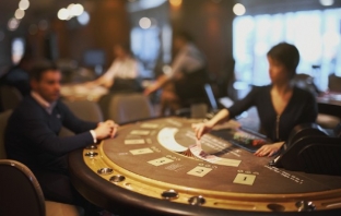 Какво се изисква, за да станеш крупие в онлайн казино?