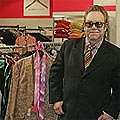Elton John си разчиства гардероба за благотворителност