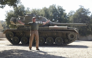 Арнолд Шварценегер си купи танк, с който феновете му да рушат каквото поискат (Видео)