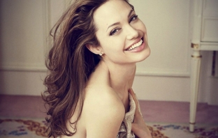 Анджелина Джоли очарова с лъчезарната си усмивка на корицата на Elle