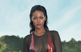 Това ли е съвършената фотосесия на Rihanna за Vogue? Преценете сами (Снимки)