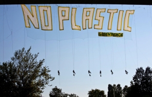 Активисти на Грийнпийс спуснаха 50-метров банер с надпис 