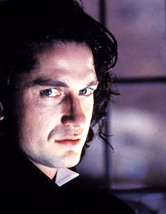 Дракула - "Дракула 2000"

Едва ли една вампирска класация би могла да  мине без най-видния си представител - граф Дракула. Колкото и да уважаваме изпълненията на  Кристофър Лий и Гари Олдман обаче, ролята,  която прави Джерард Бътлър в Dracula 2000,  придава нов, далеч по-неотразим и сексапилен  имидж на култовия образ. Той е и мрачен и  красив, и опасен, и зловещ... а и да не  забравим, определено доста подмладен отколкото  в предишните вариации на тематиката.

Изпълнява: Джерард Бътлър
