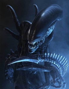  Alien от Пришълецът   Създаден по дизайн на H.R.Giger, оригиналния Пришелец представлява латексов костюм с механична глава, който съдържа над 900 отделни движещи се елемента. Любопитното е, че е излят по тялото на нигерийския актьор Бойаджи Бадеджо, който е забележителен със "скромната" си височина от 2,18 см. 