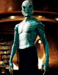  Abe Sapien ot "Хелбой"  Специален агент с физиономийка на симпатяга от Досиетата X, дишащ през хрилете си. На Дъг Джоунс едва ли му е било лесно да носи тежкия костюм от латекс и пластовете грим, а е похвално, че играе и още две роли във филма - и на The Chamberlain и Angel of Death. Според нас, този човек е мазохист, но вкусове всякакви...