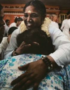 Даршан – Прегръдката - Мата Амританандамайи (Амма) е една от най-известните духовни водачи на това хилядолетие. Неин отличителен знак е да поздрави с прегръдка всеки посетител дошъл специално за „даршан” (среща с учителя), като понякога бройката на прегърнатите хора достига забележителната цифра от 45 000 за период от 21 часа. 
В ашрама си тя храни бедните и се грижи за бездомните, като също така участва в редица благотворителни инициативи по света. Амма демонстрира изключително състрадание към хора и животни и проповядва относно необходимостта от мир и доброжелателност в нашите тревожни времена.
Даршан е в Евро-Български Културен Център на 26 ноември от 19:30, 28 ноември от 15:15 и на 30 ноември от 18:45 часа.