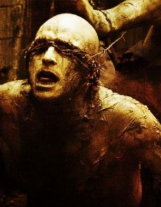  Silent Hill (2006)   

Категорично и безапелационно най-добрият филм по видео игра, създаван някога. Легендарният сървайвъл хорър е пренесен на екран със стил и огромно уважение към изходния материал, който минава за една от най-страховитите и атмосферични игри в историята на гейминга изобщо. 


Забелязахме французина Кристоф Ган още покрай може би най-адекватното пренасяне на аниме стилистиката в игрален филм с „Братството на вълците”, но именно „Тихият хълм” е шедьовърът в кратката му кариера, който ще допадне на хорър почитателите. Феновете на играта пък би следвало да пищят от кеф, като фенки на „Здрач”, забелязали Робърт Патисън в кварталната бакалия.
