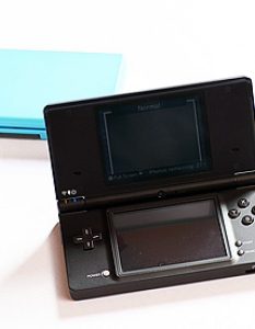     Nintendo DSi  


  На пазара от април 2009 


Въпреки че много  хора предричаха крах за новия модел  на DS, той не само не потъна в забвение, но и все още продава повече от всяка друга джобна платформа на пазара. Нещо повече – продава месечно по-голямо количество единични бройки от всяка една голяма конзолна платформа. DSi предлага по-голям дисплей, който от своя страна има повече степени на яркост и по-бистри цветове. Моделът съдържа и две камери, които ще вземат дейно участие в бъдещите игри за платформата както и слот за флаш карти. Дизайнът е все така изчистен, а джобната конзола се предлага в множество цветове. DSi се оказа толкова успешен нов продукт, че в момента Nintendo подготвя още един модел от същата серия, като единствената разлика ще бъде в големината на дисплея. 




 Цена у нас:  339 лв.
