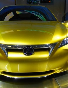 Lexus LF-Ch Concept


Компактният хибриден хечбек се задвижва от хибридна система, която най-вероятно ще е близка до тази на модела HS 250H - тоест: 2,4 литров бензинов двигател и електромотор с 187 к.с. Серийната версия се очаква на пазара през 2012 година и е любопитно, че ще е първият в историята на компанията хечбек вариант. Японците очакват да се бори сериозно с конкуренти като BMW-1 серията и тази на Audi 3, но дали това ще се случи, тепърва ще разберем.

Снимка:  Оhgizmo
