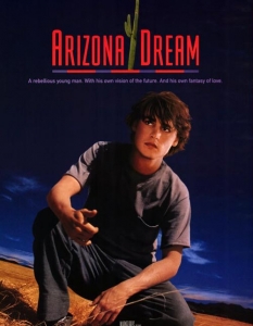 Аризонска мечта (1993) Ако "Едуард с ножиците" е филмът, който намира Джони Деп за голямото кино, то "Аризонска мечта" е този, който го налага като едно от най-талантливите имена в съвременното поколение.  В лентата на Емир Кустурица, той изиграва един от най-ексцентричните и тъжни образи в кариерата си като младия неуверен Аксел, който търси пътя в живота си.