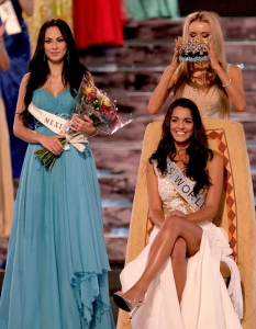 23-годишната представителка на Гибралтар - Каяне Алдорино (Kaiane  Aldorino), бе избрана за най-красивата жена в света за 2009 година. "Мис  Гибралтар 2009" получи скъпоценната корона от миналогодишната носителка  на титлата - рускинята Ксения Сухинова. Каяне Алдорино бе избрана за  "Мис Свят 2009" измежду общо 112 красавици от цялото земно кълбо, сред  които бе и родната представителка - "Мис България 2009" Антония Петрова,  която обаче не успя да се класира дори сред 16-те полуфиналистки. Първа  подгласничка на победителката от Гибралтар стана "Мис Мексико" Перла  Белтран (Perla Beltran), а на трето място се класира "Мис Южна Африка"  Татум Кешвар (Tatum Keshwar). За седми път в историята на конкурса,  финалът на "Мис Свят 2009" се проведе в Йоханесбург, Южна Африка.  Двучасовата бляскава церемония на 12 декември 2009 година, която  представи традициите и културното богатство на страната, струваше на  организаторите близо 12 милиона долара.