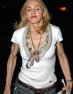  Мда, това е Мадона, ако някой гледа другаде, освен в шокиращите й ръце...  