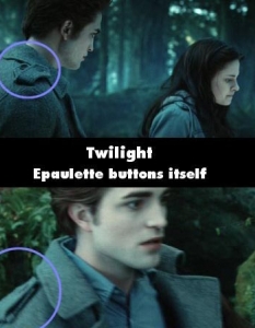 "Здрач" (Twilight)
  Гаф: Светът върви уверено напред - вече имаме самозакопчаващи се дрехи.