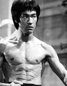 Брус Лий (1940- 1973) - Enter The Dragon
Считан и до днес за един от най-великите майстори на бойни изкуства в киното, актьорът загива при мистериозни и до днес обстоятелства, буквално седмица преди официалната премиера на Enter the Dragon през 1973 година.  Дали заради смъртта му, но лентата се превръща в най-известния му филм въобще. Иначе според слуховете, Брус е загинал от алергична реакция към лекарства.  Дата на смъртта: 20 юли, 1973 г.