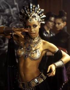 Aaliyah (1979 - 2001) - "Кралицата на прокълнатите"
Прочутата вампирска история се оказва вторият и за съжаление, последен филм на всестранно надарената певица. Тя загива по време на самолетна катастрофа през 2001 година, завръщайки се в САЩ от Бахамските острови.  Aaliyah е на едва 22-годишна възраст и със смъртта си слага край на надеждите на критиците за една успешна бъдеща кариера в киното. Едва ли много хора знаят, че тъкмо е избрана за ролята на Зий в култовата поредица "Матрицата" (заменя я дъщерята на Марвин Гей - Нона). Дата на смъртта: 25 август, 2001 г.