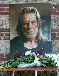  Петър Слабаков  

И родното кино загуби едно от най-големите си имена. 86-годишният Петър Слабаков  почина на 17 май , оставяйки зад гърба си над 120  роли, най-известните от които в "Цар и генерал", "Вечни времена", "Мъртви души", "Шибил" и много, много други. 

В последните години той се бе оттеглил от обществения живот и предпочиташе уюта на севлиевското село Бериево, в което живееше с третата си съпруга Цветана Гълъбова.  Паметта му бе почетена от стотици  българи, които дойдоха да си вземат последно сбогом с големия ни актьор в храма "Свети Седмочисленици".



