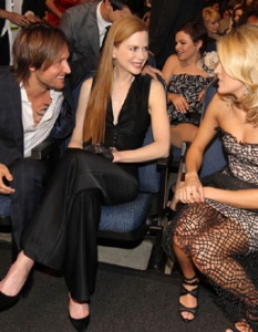 Никол Кидман и Кийт разговарят с Кери Ъндърууд... Снимка: Celebrity-gossip