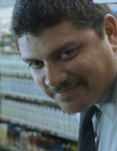  Берлинаре 2009 - "Сребърна мечка" (награда на журито) - "Гигант" (Gigante) 


Филмът на аржентинския режисьор Адриан Биниес разказва част от живота на един самотник, който постепенно се отваря за света и любовта. Хара е едър 35-годишен нощен охранител в голям супермаркет. 

Въпреки че забелязва как чистачките крадат от стоката, той няма смелост да се изправи срещу тях. 


Докато един ден заедно с една от тях започва ненатрапчиво увлекателна и освежаващо оригинална любовна история, уравновесена с подходящото количество хумор, топлина и фин чар.


