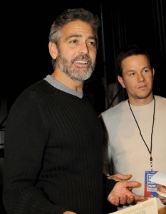 Джордж Клуни и Марк Уолбърг 
Снимка: Just Jared