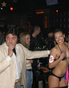  Иво Гюров се забавлява с.. микрофона... 
Снимка: L.A.Club