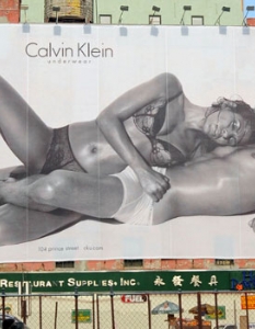 Ева Мендес и Джейми Дорнан за Calvin Klein - 9