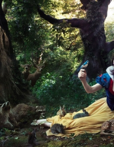 Снежанка 
Звезди: Рейчъл Уайз като Снежанка
Снимка: Ани Лейбовиц