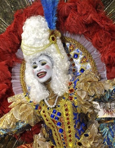 Карнавалът в Рио де Жанейро е най-известният и най-посещаваният в цял свят. Всяка година от първото си издание от 1858-a досега той привлича до един милион туристи, като пищната фиеста продължава четири денонощия. Официалното откриване тази година бе на 13 срещу 14 февруари с представление на местните училища по самба. Той ще продължи до 17 -ти февруари, като оценките на 40-те съдии ще са за костюми, музика, атмосфера, аранжимент и хармония на движенията. 


Повечето от проявите се провеждат на прочутия "Самбодром авеню", за реда на който се грижат над 10 хиляди полицаи. Той е дълъг 900 метра, но често става твърде тесен за всички желаещи да се включат в шествието. 

Карнавалът е типичен не само с пищните костюми и сценична хореография, но и с твърде типичните за латиноамериканците горещи страсти. Фактът, че на посетителите бяха раздадени над 55 милиона презерватива, съвсем не е случаен - това е единственото място, където сексуалните подвизи не само, че не се заклеймяват, а точно обратното - изцяло се поощряват, стига да са на принципа "безопасен секс". 


Иначе самото честване включва най-различни улични празненства, шествия, циркове и маскаради. Някои от тях са свободни - например уличният карнавал, но за други като самба парада трябва да си резервирате билети. Атмосферата е в непрекъснат енергичен ритъм и типичното действие е само един - безспирни танци. 


Сред гостите често присъстват и популярни звезди - тази година сред тях са поп кралицата Мадона, актьорът 