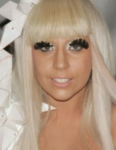  Лейди Гага – само по мигли 
Ако си мислите, че костюмите на Лейди Гага са странни, само изчакайте да разберете ритуала й след секс. 
Изпълнителката на Poker Face буквално обелва част от лицето си и го оставя като сувенир. На сутринта, след като е правила секс, тя премахва своите изкуствени мигли и ги оставя на леглото на любовника си за спомен.


Тя споделя: „Обичам да ги оставям върху възглавницата. Да ги пази за спомен.”
Певицата споделя също, че често получавала вдъхновение по време на любовната игра. Тя просто ставала от леглото и сядала гола на пияното. Само по мигли..

Най-ексцентричните визии на Lady GaGa 