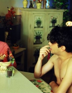  "Аз убих майка си" (I Killed My Mother) на Ксавие Долан 
"Аз убих майка си" е първи голям успех за родения през 1989 г. в Квебек режисьор и сценарист Ксавие Долан. Този почти автобиографичен филм, за развиващия се и добиващ пълни очертания конфликт между хомосексуален син и неговата майка, ни вмъква в сложното противоречие между догми и свобода. 
В серия от истерични сражения между двамата се изгражда образа на една особена история за афект – едновременно възможен и невъзможен. Ксавие Долан се очертава като многообещаващ млад автор с ясно изразен кинематографичен почерк и забележителна визуална култура. 
