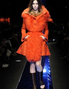 Mарка: Versace 
Кампания: Fall 2010 Ready to Wear 
Локация: Милано, седмица на модата 
Снимка: FirstView
