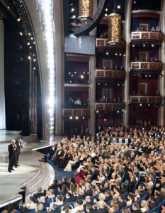Алек Болдуин и Стийв Мартин стартират шоуто 

Снимка: ©A.M.P.A.S.

A тук - кой какво спечели на Оскари 2010 >> 
