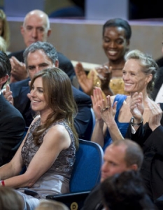 Интересно - Катрин точно пред бившия си Джеймс Камерън и настоящата му жена Сузи Еймис 

Снимка: ©A.M.P.A.S.

A тук - кой какво спечели на Оскари 2010 >> 