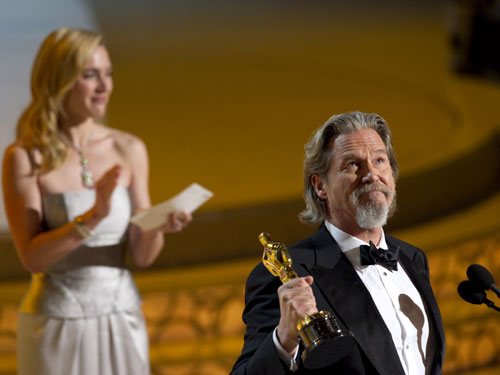 Джеф Бриджес благодари на всички видове богове... 

Снимка: ©A.M.P.A.S.

A тук - кой какво спечели на Оскари 2010 >> 
