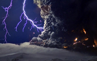 Изригналия вулкан в Исландия - отблизо!