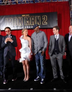 В кадър: Екипът 
Събитие: Премиера на Iron Man 2 
Дата: 27 април 
Локация: El Capitan Theatre, Холивуд 
Снимка: FilmoFilia

Виж кадри от филма, сним.площадка и постери >> 
Виж официалния трейлър >> 
Виж секси promo shoot на Скарлет >> 
