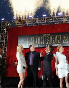 В кадър: Екипът 
Събитие: Премиера на Iron Man 2 
Дата: 27 април 
Локация: El Capitan Theatre, Холивуд 
Снимка: FilmoFilia

Виж кадри от филма, сним.площадка и постери >> 
Виж официалния трейлър >> 
Виж секси promo shoot на Скарлет >> 
