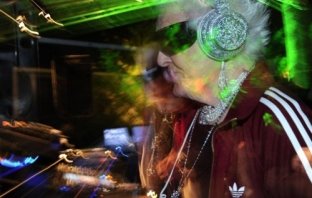 Баба DJ покори световната клубна сцена!