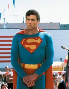 Никълъс Кейдж като "Супермен"

Вероятно не знаете, че истинското име на Ник всъщност е Ник Копола, а прякорът Кейдж идва от вродената му страст към комиксите (любим герой - Люк кейдж) и желанието никой да не разбира, че е племенник на Франсис Форд Копола. Оттам и до мераците на звездата преди доста години да изиграе самия Супермен. 

През далечната 1977 година с проекта се захваща самият Тим Бъртън, който харесва за персонажа Никълъс Кейдж. Е да, но една дребна подробност проваля бъдещото начинание - според слуховете, Ник не се побира в костюма или иначе казано, е с твърде скромна физика за подобен супергерой. Така желанието му да лети остава за бъдещо време, а след още няколко неуспешни опита да намери достатъчно подходящ за ролята актьор, Тим Бъртън в крайна сметка казва "Майната му" и проектът остава да събира прах по таваните. 

Сред другите по-популярни имена, борили се за честта да са супер пичове, са още Джош Хартнет, Аштън Кътчър и Уил Смит, който според нас, просто би направил революция в киното, ако бе получил ролята (по разбираеми от цвета на кожата, причини)...

 
Историята на Сталоун е от същото време, но се развива в действително реализирания "Супермен" от 1978 г., в който ролята е поверена на вече покойния Кристофър Рийвс. Той се явява на кастинг при режисьора Ричард Донър, но получава "свидна прегръдка" от Марлон Брандо, който играе бащата на персонажа. По незнайни причини "Кръстникът" отказва да играе във филма, ако Слай бъде одобрен и така той се пр
