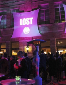  Почитателите обсаждат Royce Hall 
В кадър: Royce Hall 
Снимка:  Oфициален сайт 

 Aми ако Lost бе анимация?! Виж евентуалния резултат! 
 Сериалите, които обичаме: Lost 