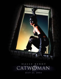 Жената котка (CatWoman) 
 Година:  2004



Превъплъщението на Мишел Пфайфър в отрицателния образ на жената котка в няколко от сериите за Батман ни показа една изключително секси и гореща мацка (хм, тук май важи и буквално, и преносно). 

Същият персонаж, изигран от Холи Бери през 2004 г. в едноименния филм обаче, се оказа абсолютно бедствие - и за нея, и за успеха на лентата. За реализацията на продукцията бяха хвърлени 100 млн. долара, което съвсем не бе толкова скромна сума за тези години, като голяма част от тях отидоха за хонорарите на Холи и Шарън Стоун. 

Конфликтът между двете звезди обаче се оказа толкова скучен и безличен, че към края на филма двете спокойно можеха да спрат да играят, тъй като салоните вече бяха празни. 

В крайна сметка "Жената котка" регистрира едва 40 млн. долара печалба, режисьорът Питоф се засрами и си замина завинаги за Франция, а що се отнася до Холи и Шарън, вече и сами можете да си обясните защо не ги виждате заедно на екран...

 
