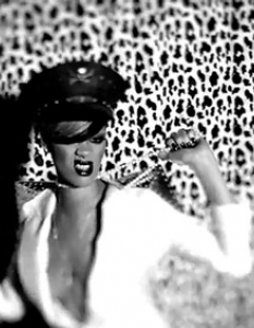  Снимка:  Egotastic 

 Виж официалното видео! 

Oще от Риана: 

 Rihanna скандална и гореща за W Magazine 

 Rihanna без цензура и задръжки за Rated R! 

 Помогнете! Rihanna изгуби дрехите си в GQ! 

 Rihanna в садо мазо сесия за Vogue 


 Rihanna - концерт по време на финала за Superbowl 





