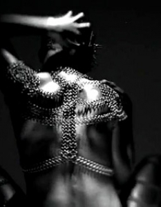  Снимка:  Egotastic 

 Виж официалното видео! 

Oще от Риана: 

 Rihanna скандална и гореща за W Magazine 

 Rihanna без цензура и задръжки за Rated R! 

 Помогнете! Rihanna изгуби дрехите си в GQ! 

 Rihanna в садо мазо сесия за Vogue 


 Rihanna - концерт по време на финала за Superbowl 





