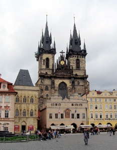  Прага


Столицата на Чехия съчетава в себе си едновременно духа на старинните епохи и модерния свят, което я превръща в една от най-уникалните туристически дестинации в Европа. Барок, Рококо, Готика, Романтизъм - останките от всичко това няма как да не събудят сетивата ви и да ви накарат да се почувствате като в приказка (в този смисъл Прага е най-близка като усещане до това, което бихте почувствали в Барселона). 

Тук обаче е моментът да ви предупредим - градът е изпълнен с много ярък контраст от централната част спрямо заобикалящите го покрайнини на града. Те все още напомнят, че някога страната бе част от комунистическия блок и по нищо не подсказват, че в сърцето на Прага ви чакат истински вълнуващи моменти. Първото място, което трябва да видите е Староместкия площад, намиращ се между Вацлавка и Карловия мост. 

На него се намират готическата църква "Дева Мария", както и прочутата кула с астрономическия часовник на смъртта, пред която винаги е пълно с ентусиазирани туристи. Тук е и Карловият мост, който е осеян с множество статуи, включително и тази на Кирил и Методии. Той ви отвежда право до крепостния дворец Храдчани. Не пропускайте и малкия град - с типичните тесни и стръмни улички, които ще ви очароват с автентичния си вид. 

А ако вече сте се изморили - е време да си припомните, че Чехия е също така и родина на някои от най-популярните марки бира в света. Що се отнася до истински вълнуващо приключение за сетивата, то наливната тъмна "Цар Фердинанд" няма равн