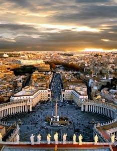  Рим

Подобно на Барселона, и вечния град - Рим има своята атмосфера на "вечна динамика". Той е почти винаги една от най-притегателните туристически дестинации в Европа и изпълнен с хора, които на най-различни езици оживено коментират атракциите му.

Сред тях е базиликата "Свети Петър" - център на Ватикана и най-голямата католическа църква в света ( ето ви възможност да "идете до Рим и да видите Папата"), замъкът "Сант Анжело", Триумфалната арка, Колизеумът, на който стотици са загинали в битки между гладиатори, Пантеонът, Римския форум, площад Испания и фонтана ди Треви, за който се вярва, че хвърлиш ли монета във водата, ще се върнеш отново в Рим...

Не пренебрегвайте обаче и температурите на Апенините - честа гледка е през октомври местните жители да се разхождат по сандали и бермуди. И още нещо: ако не сте опитвали пица от картофи, тук е мястото да го сторите...

