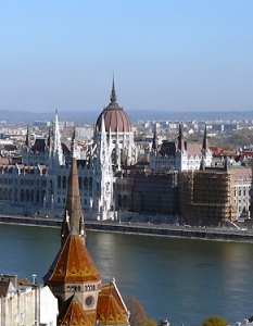  Будапеща


"Красавицата на Дунава", както наричат често градът, е от тези места, които веднага ще те спечелят с романтичния си стил. Почти всяка сграда носи духа на миналото и допринася за стиловото разнообразие на Будапеща. За тези, които не знаят, името идва от двете части на града - хълмът - Буда и централната - Пеща. 

Първата представя историята - Будайската крепост е поставила началото на унгарската столица, там е и Кралския дворец, хълмът Гелерт, църквата "Матиаш", статуята на Свободата и хотелът "Гелерт". Това е и мястото, от което трябва да погледнете града, за да усетите истинското му величие. 

Пеща е реалността - тази част, която е повлияна от съвремието и чиято основна гордост е Парламентът - сграда, спокойно можеща да съперничи дори на Бъкингамския дворец в своето величие. Тук е и пешеходната зона "Ваци" с различните кафенета, парковете, площадът на героите с Паметника на създателите на Унгария и още много различни места. 

А ако искате да почувствате наи-истински духа на Будапеща, посетете шестте моста, всеки абсолютно уникален сам по себе си - Маргит, Въженият, Сечени, Ержебет, Сабадхад и Петьофи. Зад гърба ви е Буда, пред вас - Пеща, а отстрани се вие величествения Дунав. Сега разбрахте ли защо градът е наричан "красавицата на Дунава"?!


