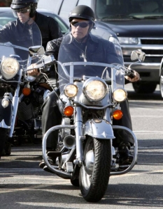Арнолд  Шварценегер

Арни Губернатора е известен с любовт си към Harley-тата (и още по-изразената си обич към Hummer), с навика да кара без каска – и дори без книжка, както и с леката катастрофа, която претърпя в 2006, докато забавляваше сина си в мотоциклет с кош. 

Марката е излишно да споменаваме, а резултатът бяха само няколко шева: все пак става въпрос за "Последният екшън-герой" на нашето време.  


