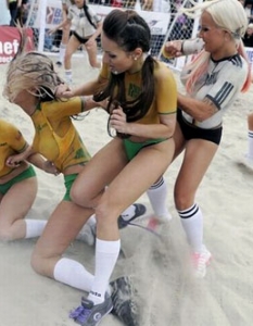 Снимка:  Plasmastic 
Още секси Мондиал: 

 Германският Playboy извади идеалния отбор (18+)!

 Най-горещите футболни сесии по света!

 Гаджето на Меси надъха Аржентина с дибидюс сесия!